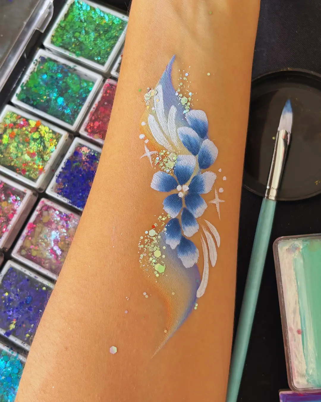 Pintura corporal avançada de flores azuis