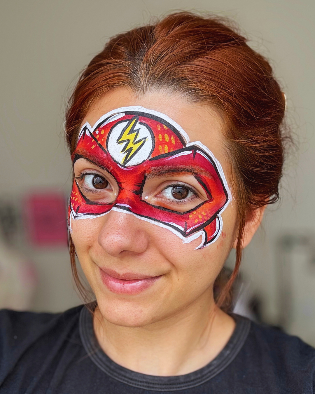 Pintura facial avançada de super-herói vermelho
